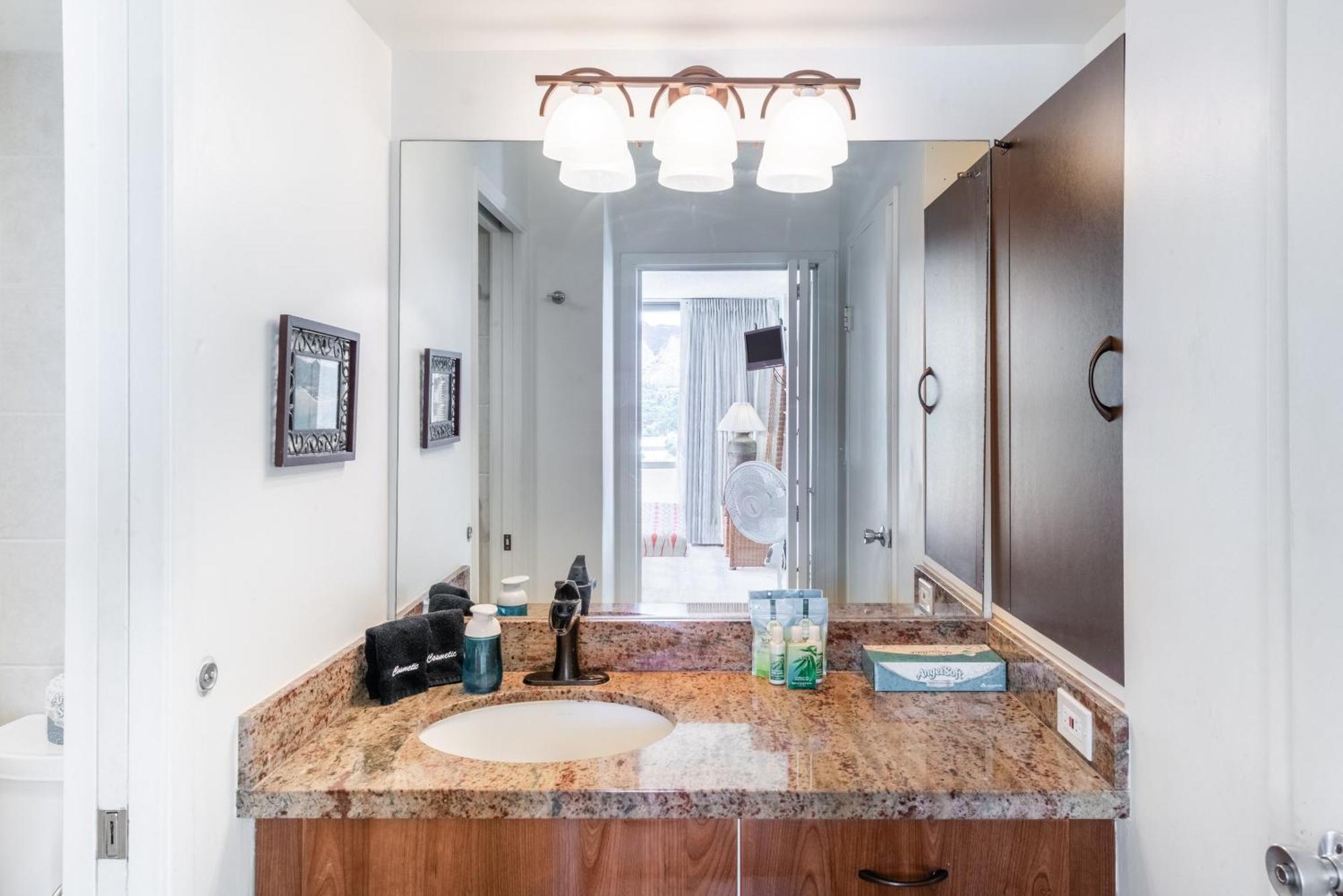Apartment Sunny Waikiki Escape Just Steps To Beach, Views, & Full Kitchen Comfort *