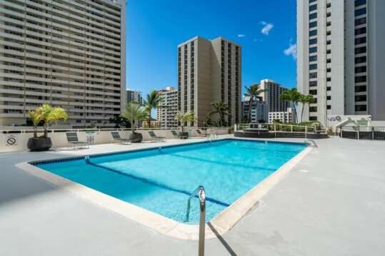 Sunny Waikiki Escape Just Steps To Beach, Views, & Full Kitchen Comfort *