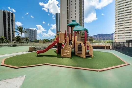 Sunny Waikiki Escape Just Steps To Beach, Views, & Full Kitchen Comfort *