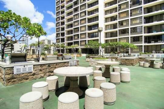 Apartment Sunny Waikiki Escape Just Steps To Beach, Views, & Full Kitchen Comfort *