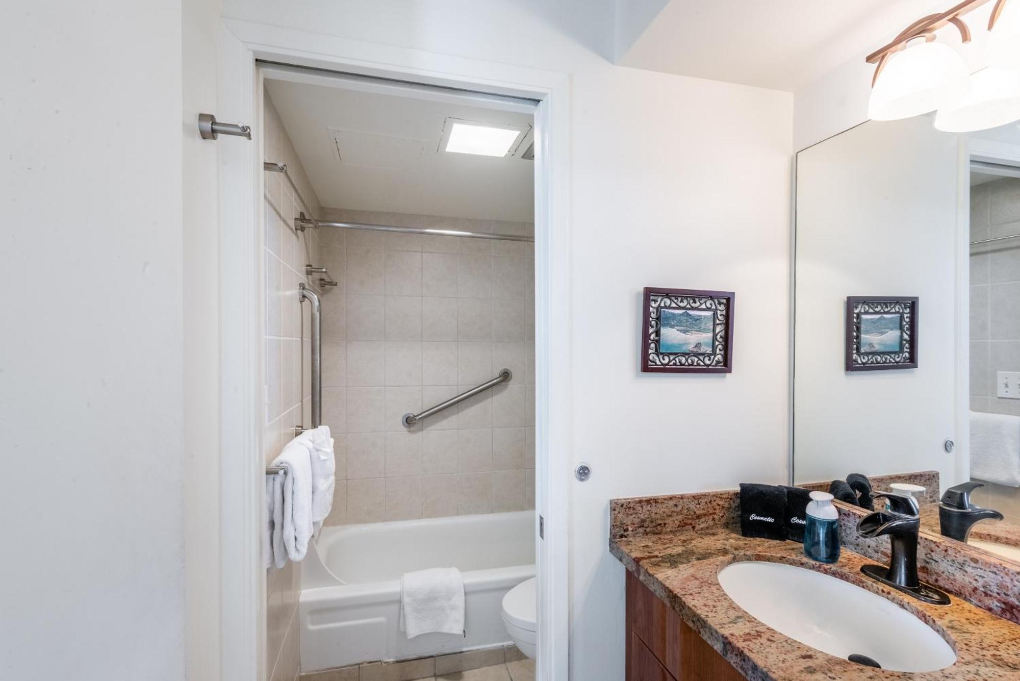 Apartment Sunny Waikiki Escape Just Steps To Beach, Views, & Full Kitchen Comfort Honolulu