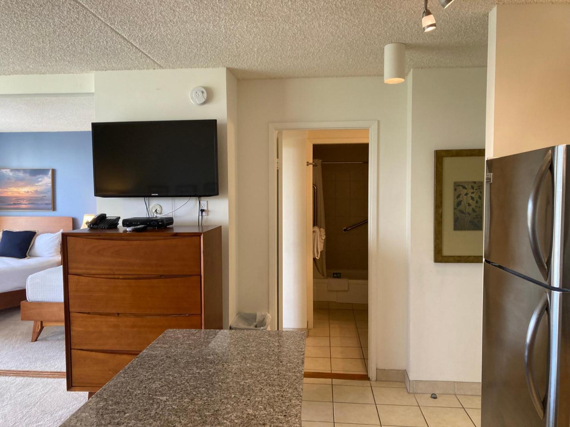 Sunny Waikiki Escape Just Steps To Beach, Views, & Full Kitchen Comfort Apartment *