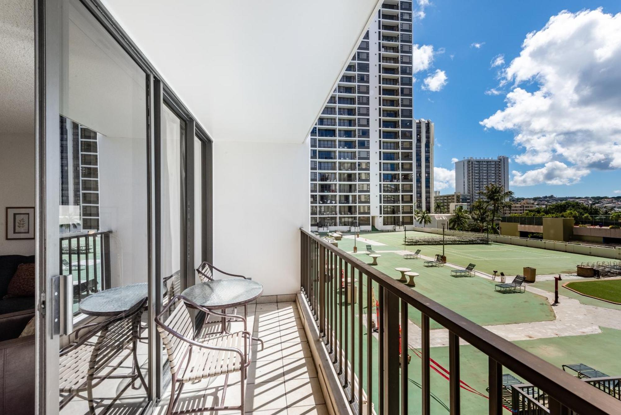 Sunny Waikiki Escape Just Steps To Beach, Views, & Full Kitchen Comfort Apartment *